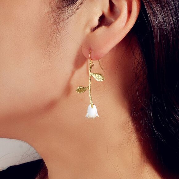 White Floral Drop Earrings M442 - Picture 1 of 2